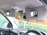 防眩式ルームミラーや運転席&助手席バニティーミラー、マップランプ、ラゲッジルームランプ、スマートフォンクレードル、フロントドアキッキングプレート、トノカバーなど快適装備も充実しております!!