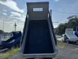 ダンプアップ時・荷台:荷台に大きな凹凸無しです。塗装済で汚れも無しです!!当店の車両はご覧頂くお客様よりお褒めの言葉をいただくことが多いです。(大変光栄です、ありがとうございます!!)ぜひ直接ご確認くださいませ