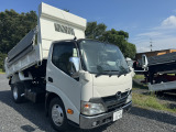 車両右側前面:日野デュトロフルフラットローダンプ積載3トン!!車検有りR9.4,H28  ☆☆高価買取実施中☆☆ご愛用のお車を高価買取いたします。少しでも良い価格で買取いたします。お気軽にご相談くださいませ♪
