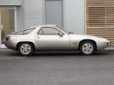 928はスポーツカーですが、高級GTとして設計いて、内装の質感や長距離移動のしやすさもあります!
