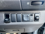 運転席右側の各種スイッチ類。操作系もわかりやすくまとめられています。