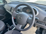 運転席まわり。ステアリングやダッシュボードも比較的きれいな状態です。