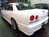 ホワイトカラーR34GTRVスペックNISMO仕様フルエアロ4Dセダンボディ&BROCKEN19インチアルミ&HIDライト&クリアウインカー他ドレスアップ仕様