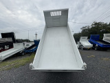 荷台:目立つ凹凸無しです。さらに塗装済で汚れも無しです。ダンプアップスムーズに行えます。当店は栃木県栃木市のトラックダンプ専門ハイトレーディングと申します!各メーカー在庫多数☆ぜひぜひよろしくお願いいたします♪