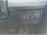 便利な両側電動パワースライドドアのスイッチと電動格納ミラーの操作パネルです。運転席から左右スライドドアの開閉操作が可能です。