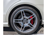 「AMGパフォーマンスパッケージ」装着車はレッドブレーキキャリパー