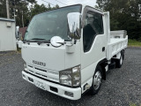 左側前面:目立つ凹凸無しの比較的状態の良い外装です☆いすゞエルフフルフラットローダンプ積載3トンダンプ!!走行距離わずか7万㎞台!車検有R9.7,F6,アイドリングストップ,HSA,フォグランプ,その他