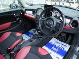 すっきりとしたシンプルな内装の造りは欧州車の魅力!細部にまでこだわり抜かれたデザインが自慢ですので是非じっくりとご覧くださいませ。