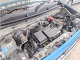 異音や油脂類の漏れもなく奇麗なエンジンルーム。納車整備時にはバッテリー、エンジンオイル、オイルフィルター、エアコンフィルター、ワイパーブレード、スマートキー電池など当店の整備メニューを施して納車します