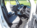 軽トラとしては綺麗な運転席、助手席と室内です。 室内は大きな荒れのない綺麗な状態です。是非一度お車をご覧下さい。お車は1台限りで気になりましたら、09046440671迄、ご予約下さい