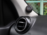 当車両にはルノーと同じフランス生まれのHiFiオーディオメーカー『FOCAL』がトゥインゴの車内音響条件を考慮してあつらえたサウンドシステムが搭載されております♪