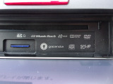 CD,DVD,SDカードスロットル。