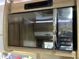 クルマ旅にとても便利な電子レンジもインストール!