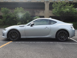 低く構えたスポーツクーペらしいサイドビュー。BRZならではのスタイルが魅力です。
