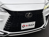 グラファイトブラックガラスフレーク色のグリルへ交換しています(純正有り)