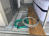 電源コード4m、跳ね上げ収納棒:1本、カウンターテーブル、販売面網戸が付属しています。