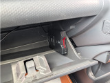 ETC車載器は助手席グローブボックス内に設置されてます。カードを挿したままでも車外から見えない位置なので安心です。