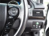 ハンドル右側には各機能の操作ボタンが御座います。運転中でも手を放さずに操作が出来ますお車は1台限りです。お車は展示場に保管していませんので、商談予約は09046440671迄必ずお電話にてご予約下さい
