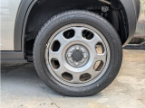ボディーカラーにマッチしたホイールカラーで車全体がダークな雰囲気にまとまってます。タイヤは前後とも6～7部山ほど残ってます。
