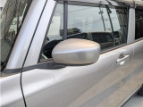電動格納式のドアミラーなので狭い駐車場では格納して駐車する事も可能です。