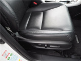 電動できめ細かな位置調節が可能な運転席8ウェイパワーシート/助手席4ウェイパワーシートが付いています。綺麗なお車です。お車は1台限りですので商談予約は09046440671迄必ずお電話にてご予約下さい