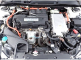 この車のモーターは回転の瞬間から最大トルクを生む特性で、実にV6 3.0Lエンジンの最大トルクに匹敵するトルクを発生します。エンジンでは望めない反応速度・力強さ・滑らかさが、未体験の加速感を得られます