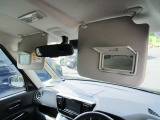 ☆バニティミラーを運転席、助手席に装備。