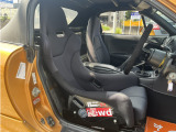運転席にはナニワヤ製のフルバケットシートが装備されております。シートのモデルはRS-GTになります。このフルバケだとドアの内張にも当たらないのでオススメです。ロードスターはシートを選びますからね・・・