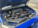こちらには名機水平対向4気筒EJ20エンジンが搭載されております。カタログ値にはなりますが308馬力、トルク43.0kgを発揮致します。4枚ドアで普段遣いまでこなす凄いスポーツカーです。