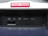 CD,DVD,SDカードスロットル。