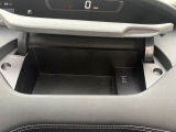 【収納ポケット】運転席側ダッシュボード上には、便利な収納ポケットがあります。