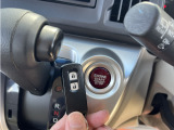 便利なプッシュエンジンスイッチ&スマートキーシステムが装備されております。鍵を刺す必要が無くボタンを押せばエンジンの始動が可能です。非常に便利な装備です。