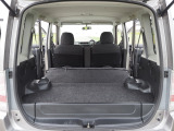 後部座席を前に倒すとこんなに荷室が広がりますので便利です 当社は走行距離の改ざんは一切行いません!! 担当が出張が多い為システム予約は行いませんので09046440671迄、電話にて商談予約下さい。