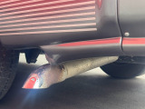 【展示場】車両スペースで、いつでも明るいライトの下で天候に左右されることなくはっきりと車の状態を確認することができます。専用駐車場有り。電車でお越しの際はご連絡いただければお迎えに上がります【送迎】
