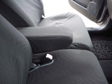 運転席と助手席の間には折り畳み式の肘掛けが御座います。当然カバーが付いています。人気車種ですので新品レザーカバーも専用パーツも多数売られていますので現在も簡単にポチる事が出来ますから楽しみですね
