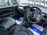 すっきりとしたシンプルな内装の造りは欧州車の魅力!細部にまでこだわり抜かれたデザインが自慢ですので是非じっくりとご覧くださいませ。