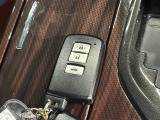 【スマートキー】 車内へのアクセス楽々、今や必須アイテムの「スマートキー」には、キー複製防止「イモビライザー」まで備わっております。