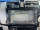 バックカメラも装備されておりますのでしっかりと後方を確認しながら駐車が可能です。安心して駐車が出来るのはポイントが高いです。オススメの装備です。