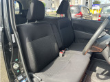 シートは純正ブラックファブリックシートを採用しております。ベンチシートなので使い勝手もいいです。運転席にはシートリフターも装備。
