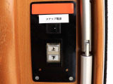 乗り降り楽々♪リアエントリー入口階段付き!!! さらに嬉しい♪しかも楽々簡単♪スイッチ式電動サイドステップ付き!!!