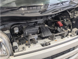 異音や油脂類の漏れもなく奇麗なエンジンルーム。納車整備時にはバッテリー、エンジンオイル、オイルフィルター、エアコンフィルター、ワイパーブレード、スマートキー電池など当店の整備メニューを施して納車します