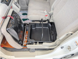 助手席の座面を持ち上げると収納BOXが装備されてます。貴重品を置いたり洗車道具を置いたりと色々な活用法をご検討下さい。