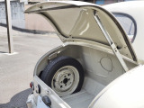 大きく開くトランクリッドとスペアタイヤ 小さなボディに実用性を凝縮した 1950 年代の英国車