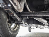 リアにはリーフスプリングを採用 英国大衆車らしい堅実な足まわり構成
