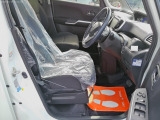 乗り降りしやすい運転席☆足元も広いので快適に運転できます♪