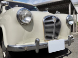 丸型ヘッドライトと縦長グリルが映える、1950 年代英国車らしい愛らしいフロントマスク