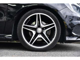 【気持ち良くご納車致します】仕上げ専門スタッフによる、専用ポリッシャーによるボディの磨き仕上げ、ホイール、タイヤハウス内側の清掃、内装の抗菌クリーニング、各部スイッチ、ハンドル、細部の清掃を行います。