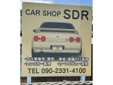 幹線道路沿いの店舗ではありませんが、のんびりしていただけるような場所に店舗がございます。幹線道路から小道に入っていただけますと、この看板が目印です。