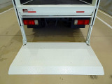 垂直パワーゲート 600kg 極東開発/V601B-1MKT2 長:85cm/有効長:75cm 幅:157cm 左右リア支柱PGスイッチ