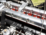 LB6V型ツインカム・エンジンはアルミ部の質感も美しく 機械としての存在感に満ちる